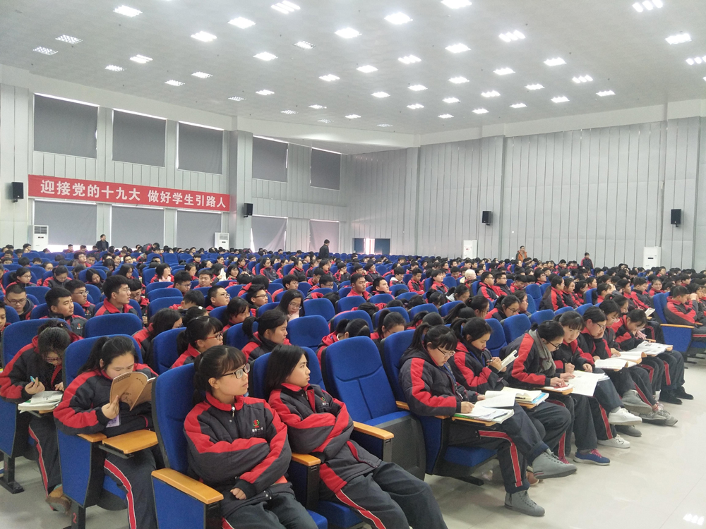 津市一中高三學(xué)生認真聽課