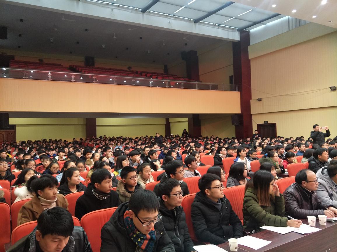 講座現(xiàn)場，老師和學(xué)生們認真聆聽專家的授課