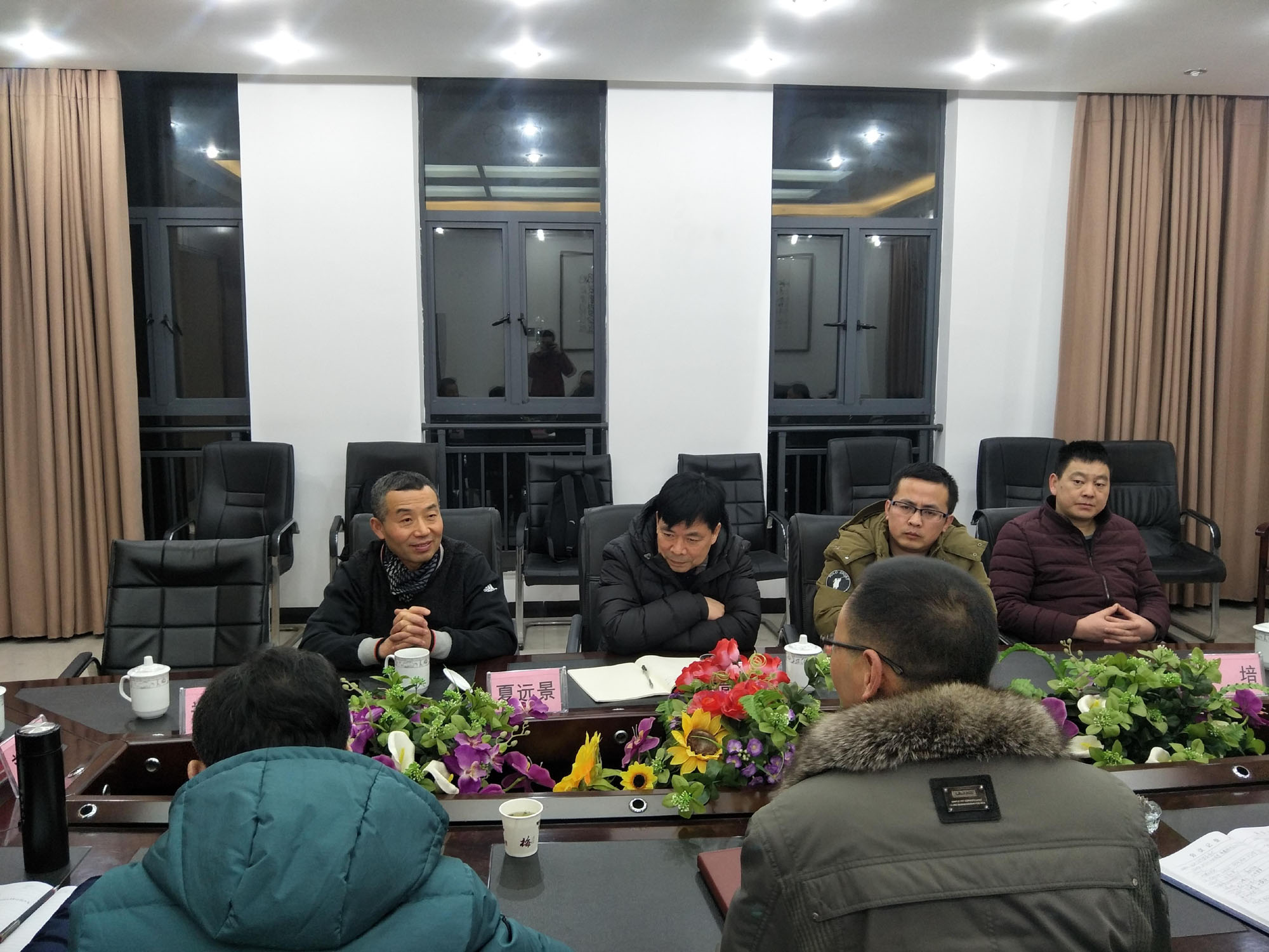 講座現(xiàn)場，老師和學(xué)生們認真聆聽專家的授課