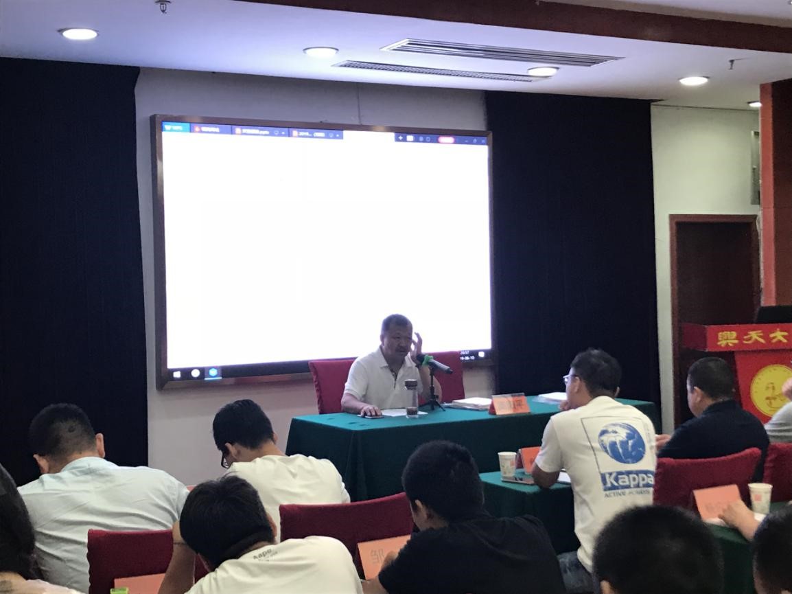 董事長何譽軍就暑期培訓及考測評項目進行總結(jié)講話