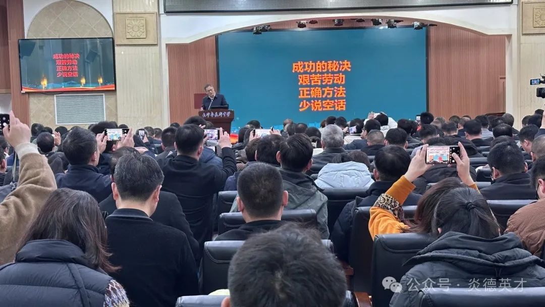 之后，長(zhǎng)郡中學(xué)副校長(zhǎng)肖斌武進(jìn)行了長(zhǎng)郡中學(xué)高三后階段的管理經(jīng)驗(yàn)與實(shí)戰(zhàn)經(jīng)驗(yàn)的分享，分享中他強(qiáng)調(diào)了培養(yǎng)良好學(xué)習(xí)習(xí)慣和回歸課堂的重要性。